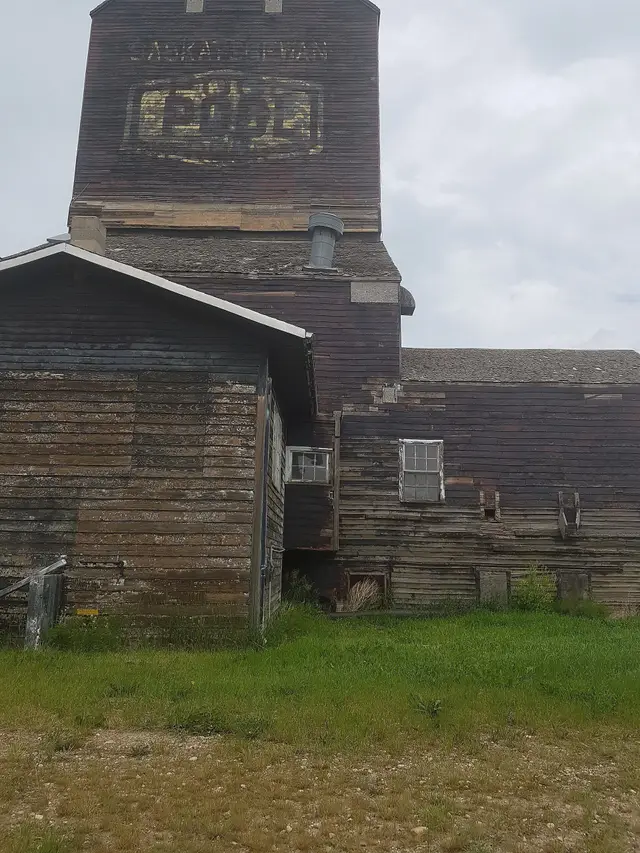 Old Saskatchewan Wheat Pool grain elevator